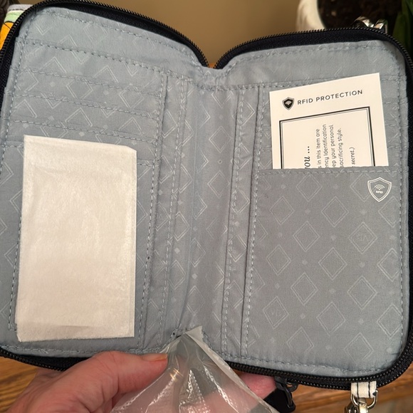 Brand new Vera Bradley crossbody wallet/phone purse - Picture 5 of 6